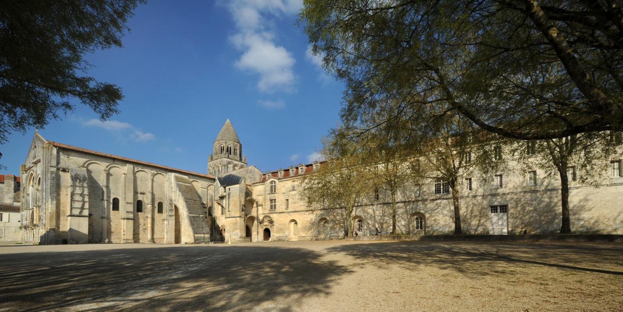 Les Chambres De L'Abbaye Saintes Exterior photo