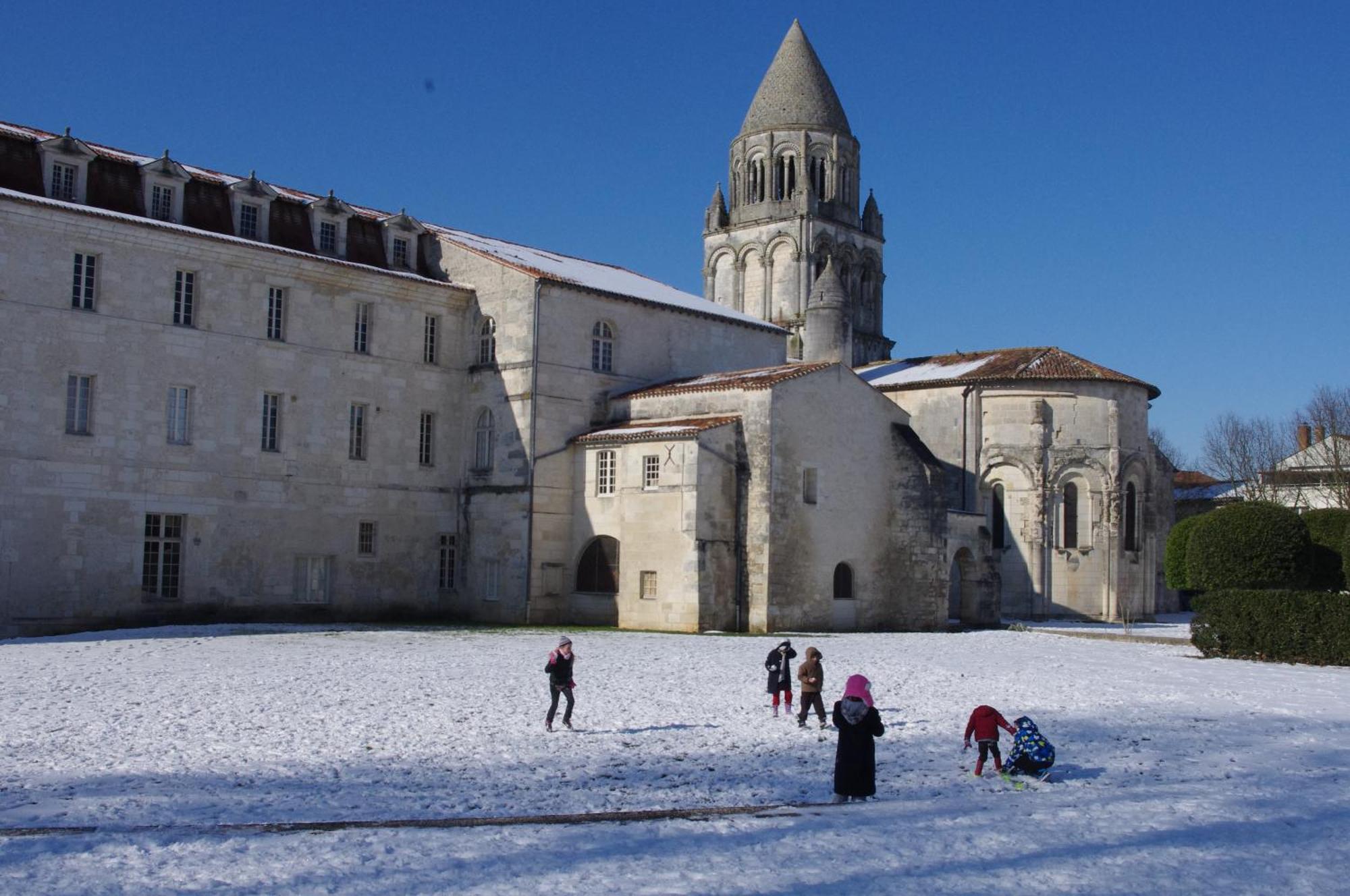 Les Chambres De L'Abbaye Saintes Exterior photo