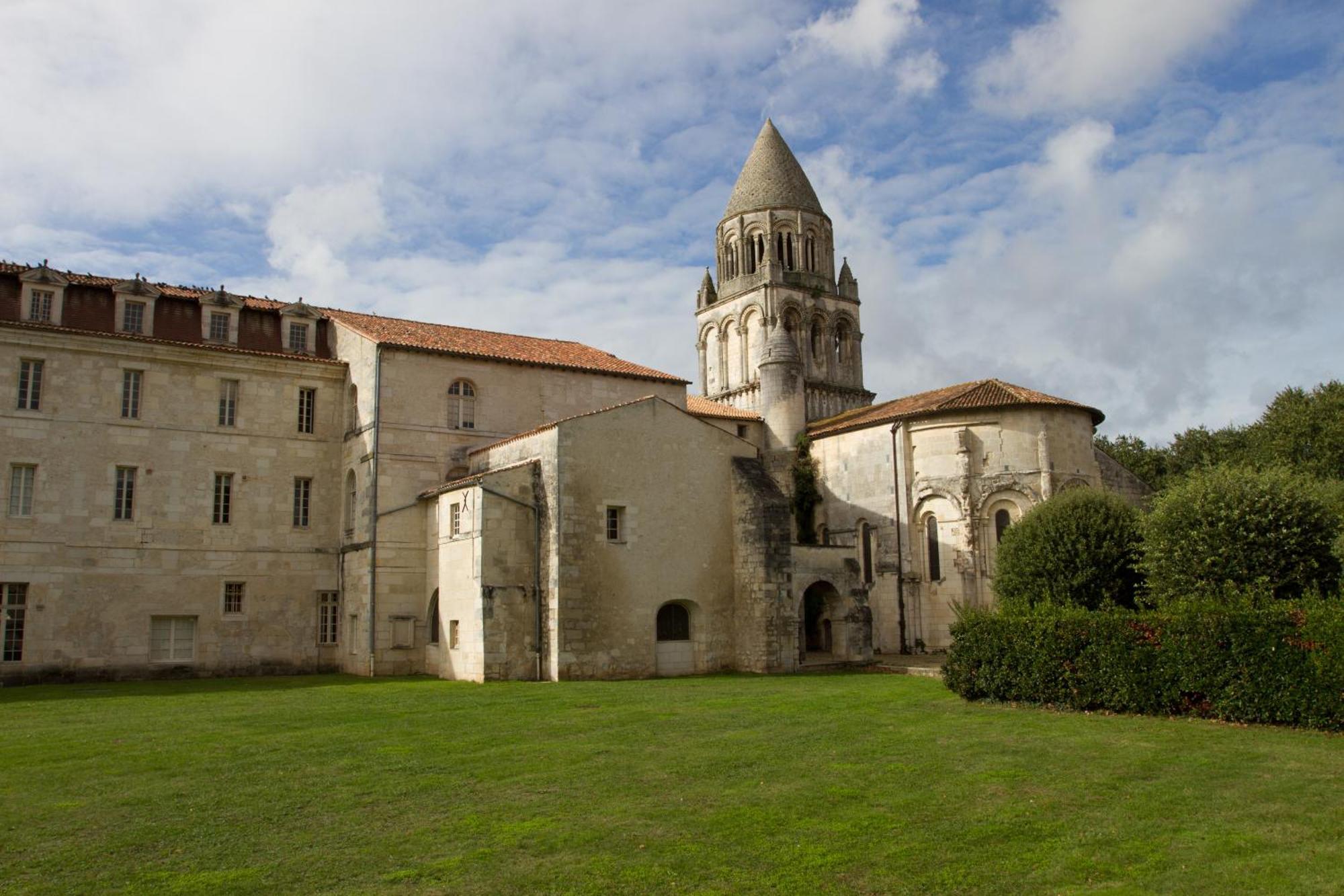 Les Chambres De L'Abbaye Saintes Exterior photo