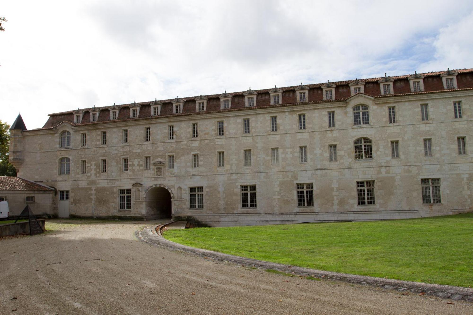 Les Chambres De L'Abbaye Saintes Exterior photo