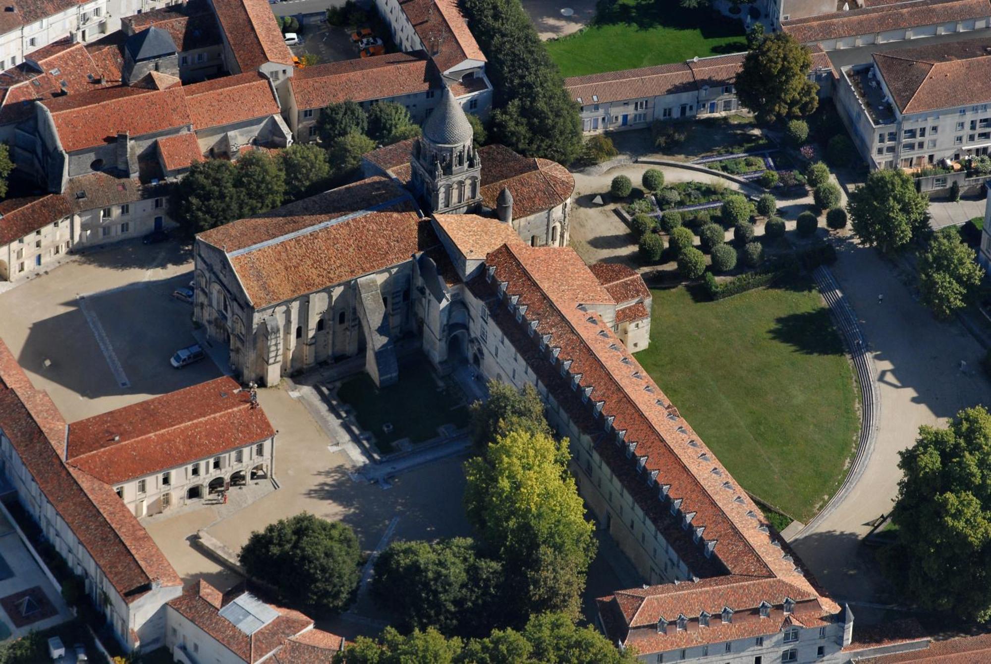 Les Chambres De L'Abbaye Saintes Exterior photo