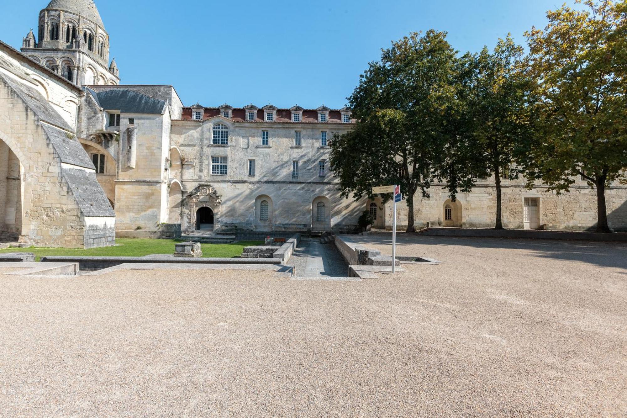 Les Chambres De L'Abbaye Saintes Exterior photo