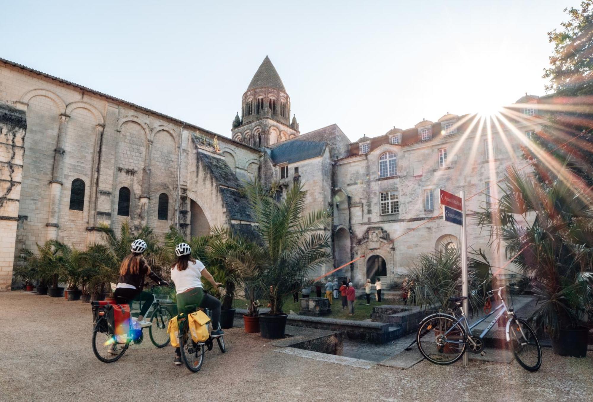 Les Chambres De L'Abbaye Saintes Exterior photo